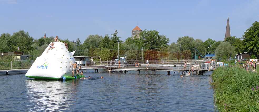 An outdoor pool for the whole family from toddlers to grandmothers: the Flussbad Rostock.