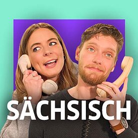 Rahel und Clemens am Telefon vor einem lila türkisem Hintergrund