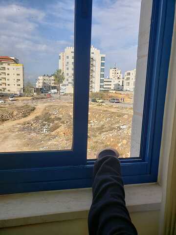 Patient Salam schaut aus dem Fenster des Zimmers in Ramallah, wo seine Therapiesitzung mit Psychotherapeutin Hanan Walid stattfindet.