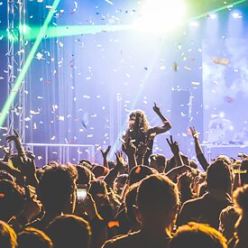 Ein Konzert mit Publikum und einer/-m Musiker*in auf der Bühne