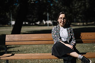 Eine junge Frau an einem sommerlichen Tag.