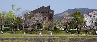 Außenansicht der Villa Kamogawa in Kyoto.