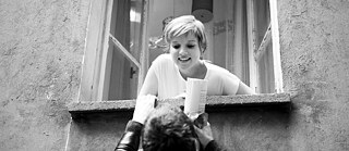 Thomas Brasch (Albrecht Schuch) überreicht Katharina Thalbach (Jella Haase) sein eigens für sie geschriebenes Stück. 