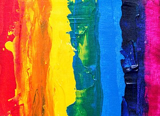 Ein Gemälde, das eine Regenbogenfahne darstellt.