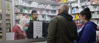 في إحدى الصيدليات في بيروت ، يطلب العملاء المشورة من الصيادلة. لفترة طويلة ، كان نطاق الأدوية في السوق ضخمًا. ومع ذلك ، فإن العديد من الأدوية لم تعد متوفرة الآن. ما تبقى لا يقدر بثمن بالنسبة للكثيرين ، حيث أن جميع الأسعار لا تزال بالدولار الأمريكي