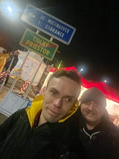 Erstes Selfie in Sicherheit: Nach drei Wochen Krieg, davon zwei Wochen bürokratischen Fragen, passieren Oleksandr Nikulin und Denys Kutsekon endlich den Grenzübergang von Uschhorod nach Vyšné Nemecké (Slowakei).