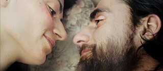 Eine Frau und ein Mann schauen sich in die Augen