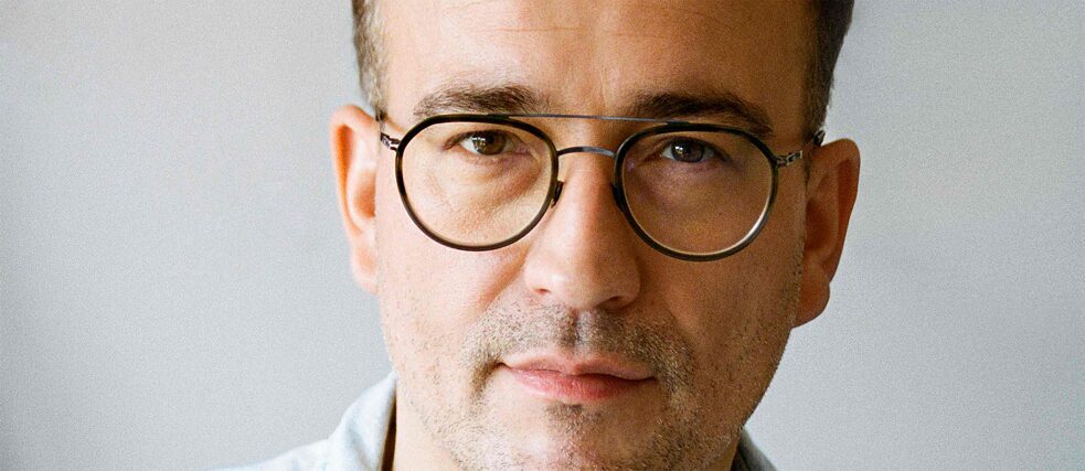 Profilbild von Schriftsteller Daniel Schreiber, er blickt in die Kamera, nur seine Gesicht ist zu sehen, trägt eine Brille