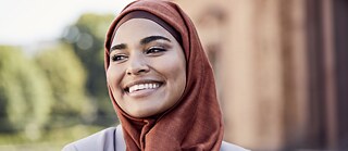 Junge lächelnde Frau