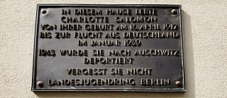 “In questa casa visse Charlotte Salomon dalla sua nascita il 16 aprile 1917 al suo esilio dalla Germania nel 1939. Nel 1943 fu deportata ad Auschwitz. Non dimenticarla. Landesjugendring Berlin”