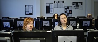 Eva Löbau (Alice) in „Reise nach Jerusalem".