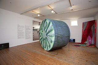 TECHNO WORLDS, Ausstellungsansicht am aqb 2021 mit Zuzanna Czebatuls "Macromolecule Exploiting some Biological Target" (2021) im Vordergrund, Maryam Jafris "Model 500" (2019) links und Mamba Negra's "MO(N)STRA – Space Occupation" (2021)rechts