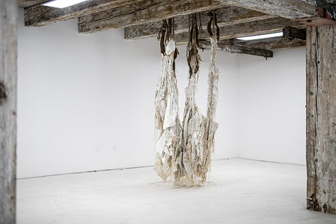 Dominique White, "A Refusal to Be Contained, a Refusal to Die" (2021), kaolin clay, sisal, cast iron, ropes, cauri shells, destroyed sail, ca. 2.8 x 1.8 x 1m