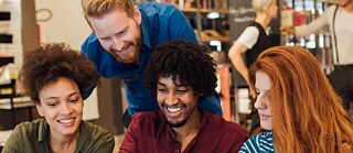 Zwei Frauen lernen gemeinsam am Tisch mit der Lernplattform des Goethe-Instituts