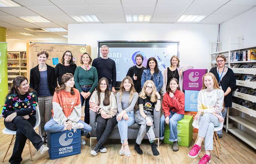 Teilnehmer*innen, Lehrerinnen und Jury bei der nationalen Deutscholympiade am Goethe-Institut in Tel Aviv