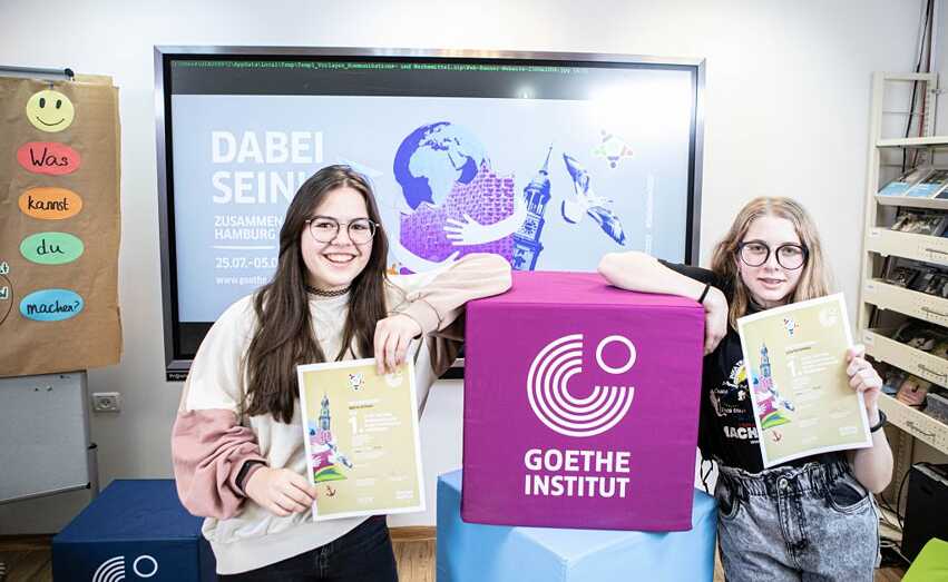 Die 2 Gewinnerinnen der nationalen Deutscholympiade, Liza Kovenksy und Maria Gritsun