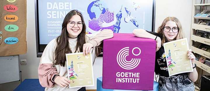 Die 2 Gewinnerinnen der nationalen Deutscholympiade, Liza Kovenksy und Maria Gritsun