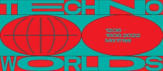 Auf dem Bild zu sehen ist das Key Visual der Ausstellung. Es zeigt den Schriftzug TECHNO WORLDS und einen stilisierten Globus.