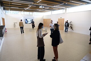 Η έκθεση εγκαινιάστηκε στις 9 Απριλίου 2022, με την παρουσία του επιμελητή Lorenzo Graf και της Κύπριας καλλιτέχνιδας Μαρίνας Ξενοφώντος.