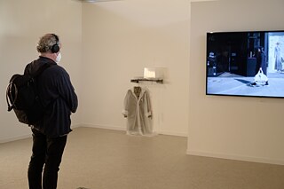 Next to her video works, Phung-Tien Phan shows also the installation “Dizzzy”.