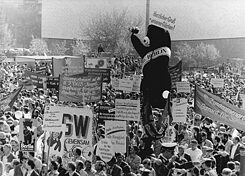 Manifestações do Primeiro de Maio na Konrad-Adenauer-Allee, uma avenida de Berlim Ocidental, em 1987.