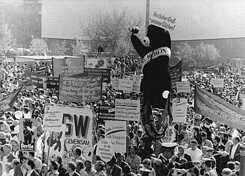 Prvomájová demonstrace na Konrad-Adenauer-Allee v Západním Berlíně v roce 1987 