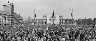 Feier des 1. Mai 1950 auf dem Augustusplatz in Leipzig: In der DDR wurden die Paraden zum Tag der Arbeit von der Staatspartei SED veranstaltet.