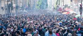 Linke Demonstration und das multikulturelle „MyFest“: In Berlin gehört beides zusammen und zieht jedes Jahr zum 1. Mai zehntausende Menschen nach Kreuzberg.