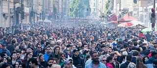 Manifestazione di sinistra e il multiculturale “MyFest”, due eventi abbinati che nel quartiere berlinese di Kreuzberg il 1° maggio di ogni anno attirano decine di migliaia di persone.