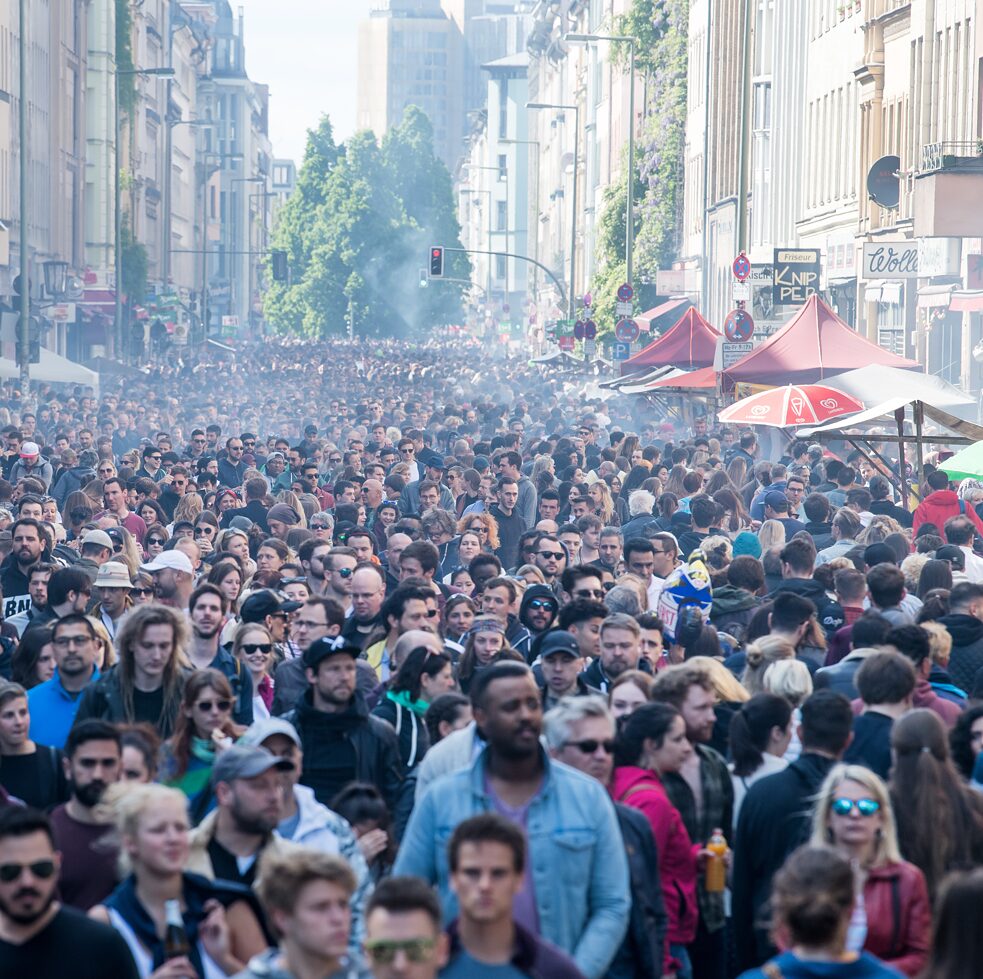 Manifestazione di sinistra e il multiculturale “MyFest”, due eventi abbinati che nel quartiere berlinese di Kreuzberg il 1° maggio di ogni anno attirano decine di migliaia di persone.