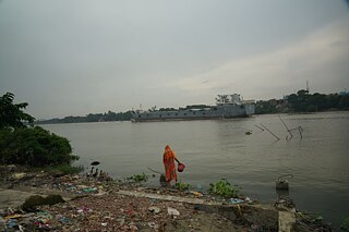 Der durch Industrialisierung und Urbanisierung verschmutzte Fluss Shilakshya in Narayanganj 