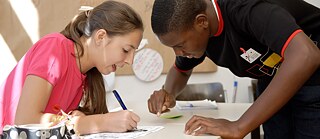 Eine PASCH-Schülerin und ein PASCH-Schüler bearbeiten gemeinsam eine Aufgabe.