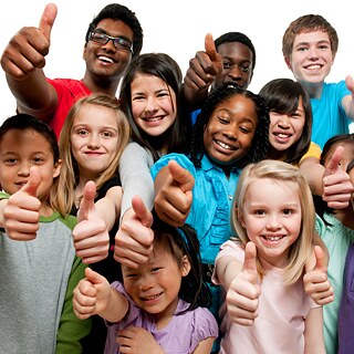 Des Jeunes qui rient avec le pouce levé vers le haut