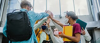 Schüler:innen klatschen sich ab.