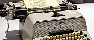 Der Zuschnitt eines Fotos zeigt eine Adler-Schreibmaschine als Requisite aus dem Kubrick-Film „The Shining“.