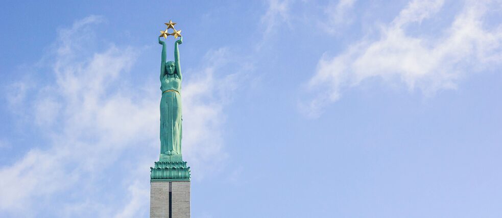 Monumento alla libertà nella capitale lettone Riga, simbolo della sovranità nazionale. 