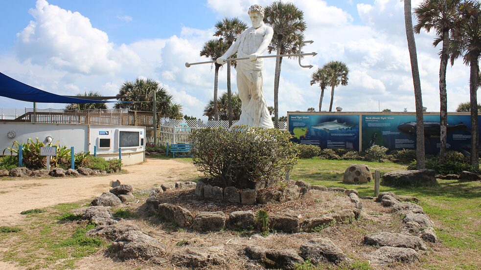 Una estatua de mármol de Neptuno en Marineland of Florida
