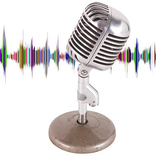 Microphone des années 50 devant un graphique d'onde sonore colorée