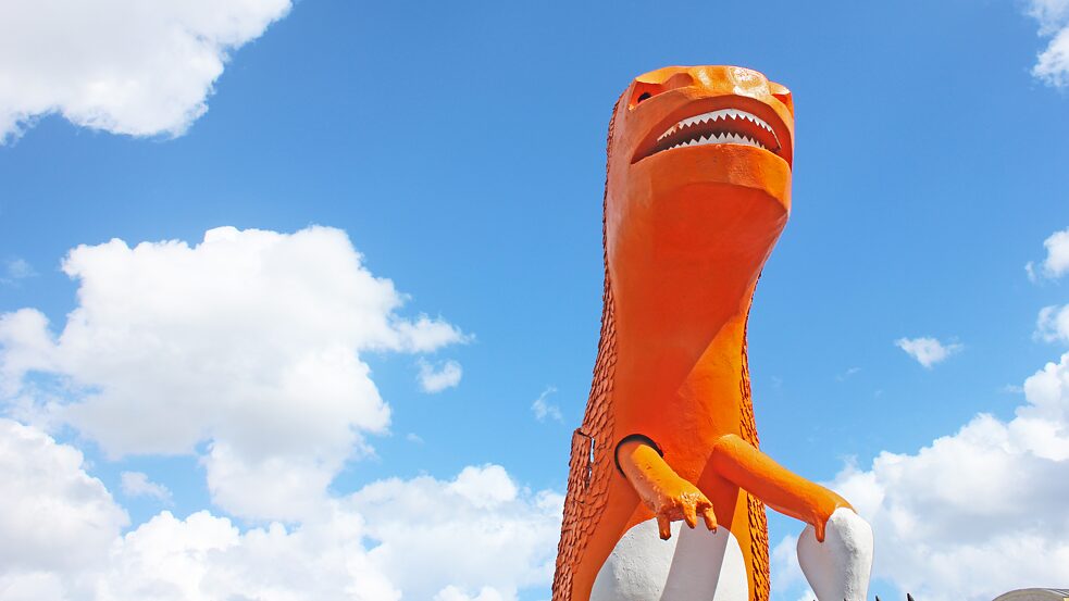 Nahaufnahme von Rex, dem Dinosaurier vom Beach Boulevard, einem sechs Meter hohen, orangefarbenen Tyrannosaurus Rex