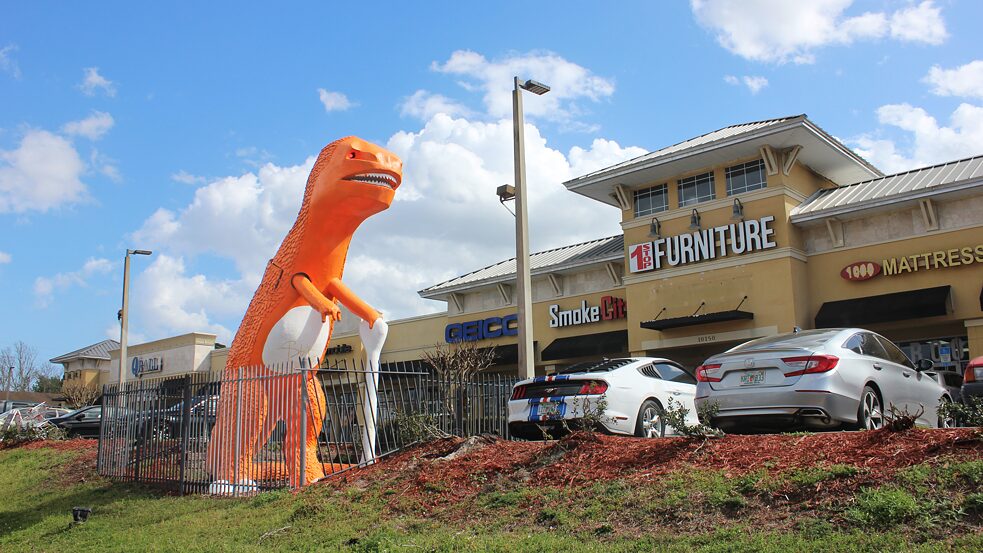 Rex, el Dinosaurio del Beach Boulevard, montando guardia en su plaza comercial