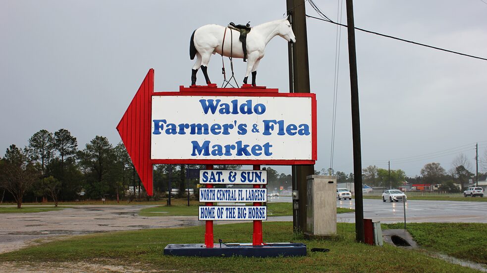 Un letrero anunciando el Mercado de Campesinos y de Pulgas de Waldo en la carretera U.S. 301