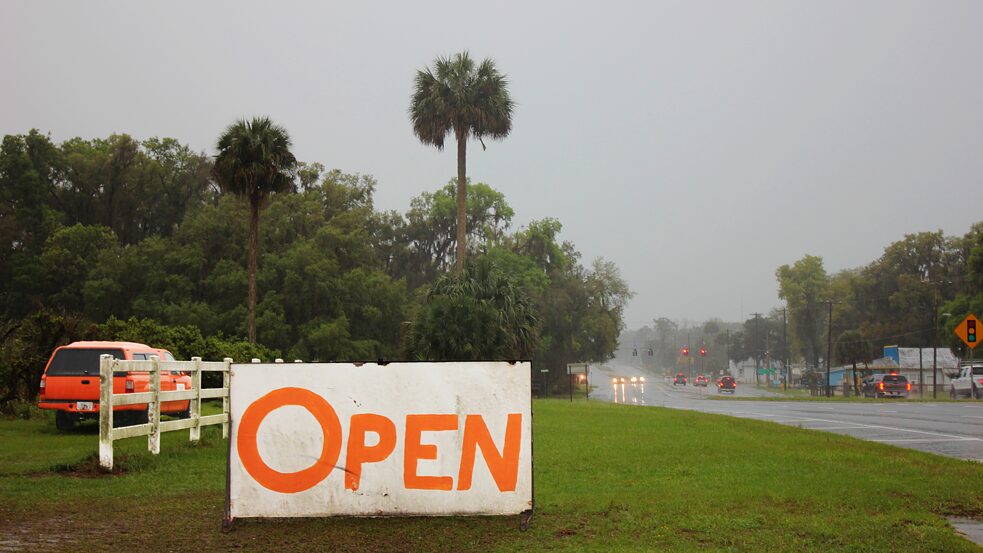 „Geöffnet“-Schild am Straßenrand