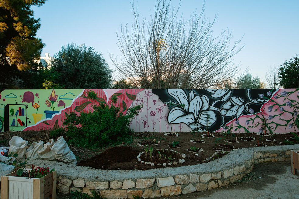 Mur couvert de graffitis devant un mini-jardin