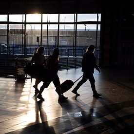 Reisende gehen zu den Check-in-Schaltern am OR Tambo International Airport Johannesburg, Südafrika.