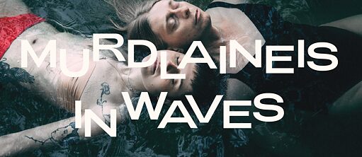Das Hintergrundbild zeigt zwei junge Menschen, die in Badekleidung nebeneinander im Wasser liegen. Im Vordergrund steht der Schriftzug Murdlaineis In Waves. 