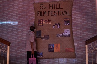  Festivalinformationen auf einer Bambusmatte im Aufgang zum Theatersaal des Kulturinstitutes Khudro Nrigosthir Sangskritik Institute Rangamati 