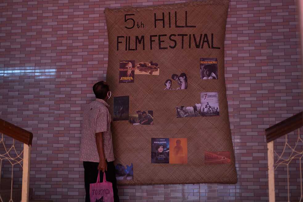  Festivalinformationen auf einer Bambusmatte im Aufgang zum Theatersaal des Kulturinstitutes Khudro Nrigosthir Sangskritik Institute Rangamati 