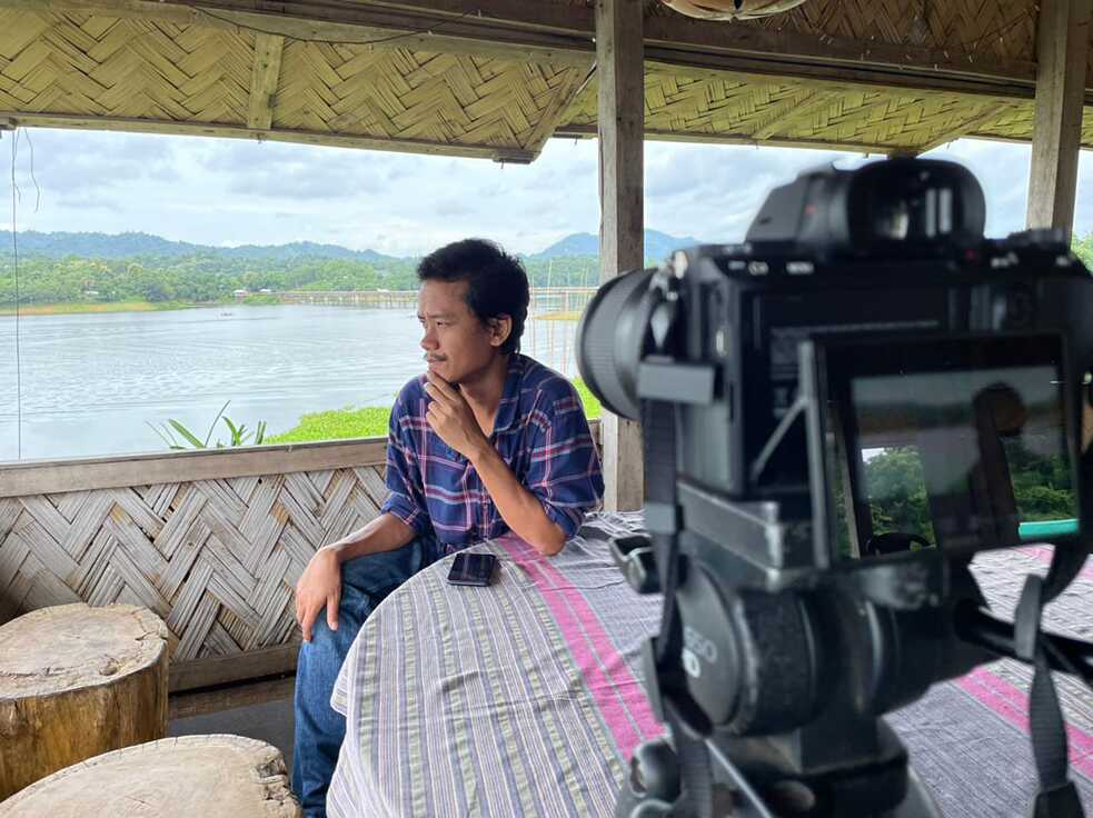 Adit Dewan (Festivaldirektor) während den Vorbereitungen für die Festival-Dokumentation auf einer Terrasse am Wasser in Rangamati 