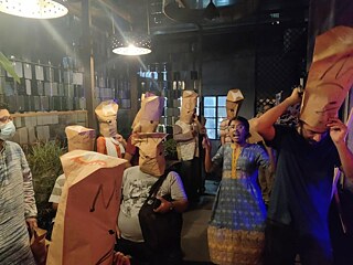 Performance der Künstlerin Taiara Farhana Tareque 