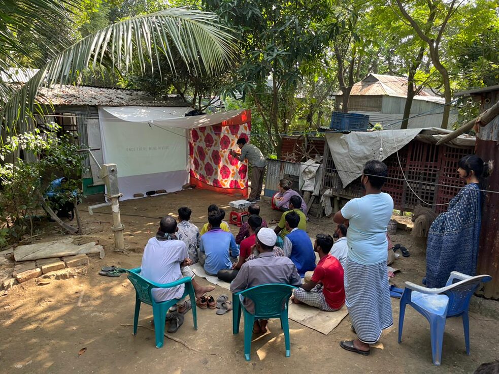  Die Premiere im Hinterhof mit dem Goopy Bagha Productions Team und Zuschauer*innen